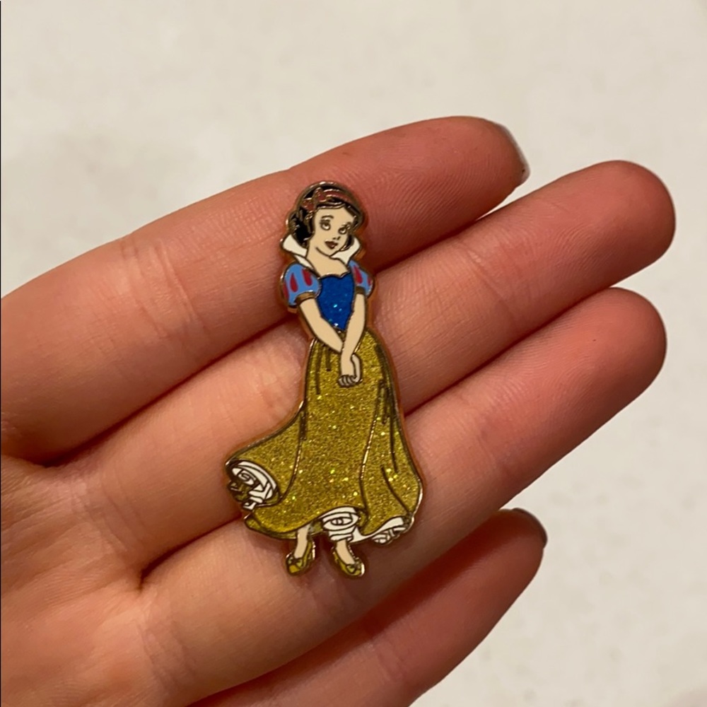 Disney pin snowwhite